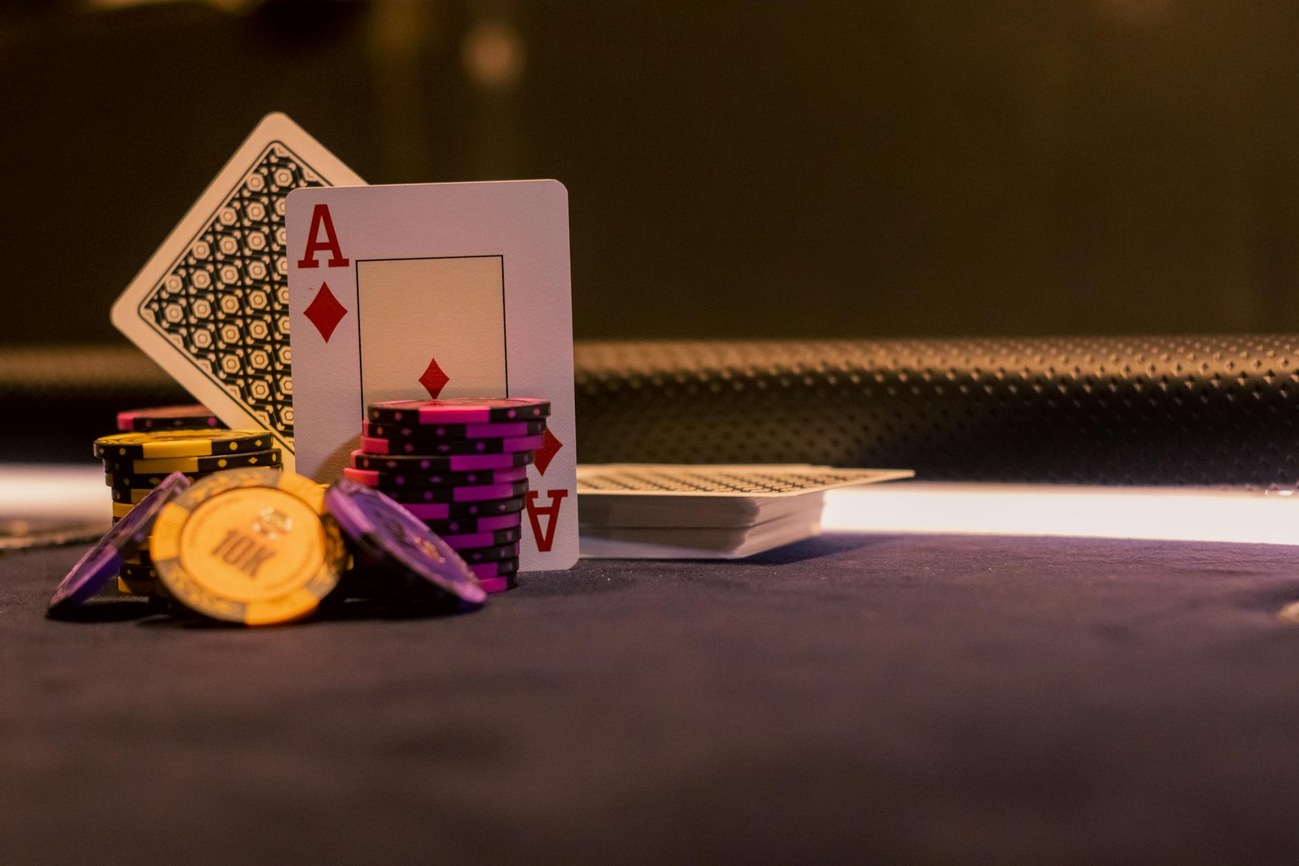 Chip baccarat được chia thành nhiều phần để minh họa cách chia vốn theo phiên