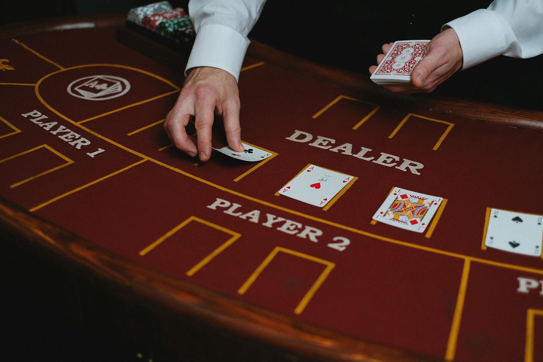 Người chơi cân nhắc lựa chọn hit hoặc stand trên bàn blackjack