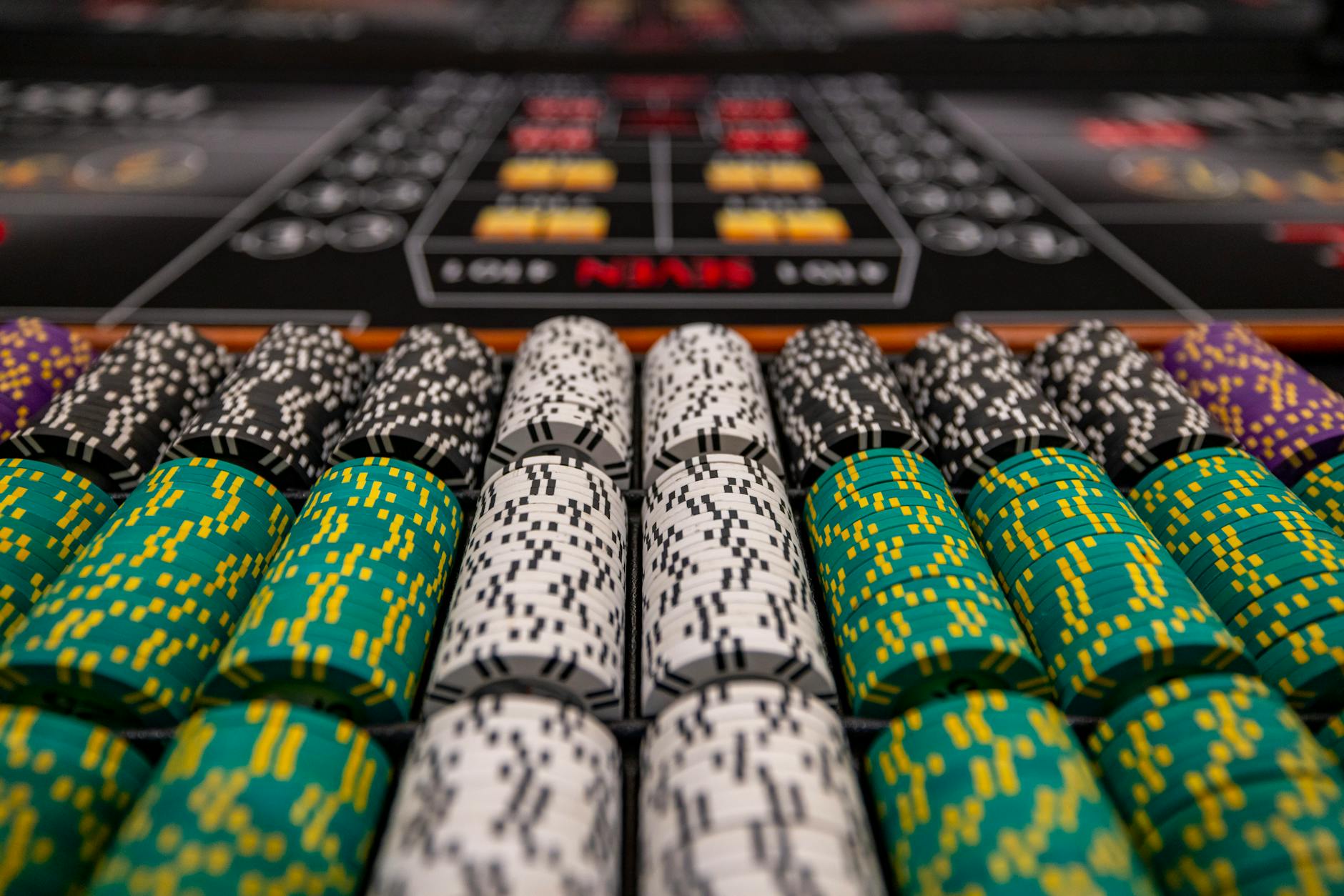 Người chơi đặt chip trên bàn Sic Bo live casino