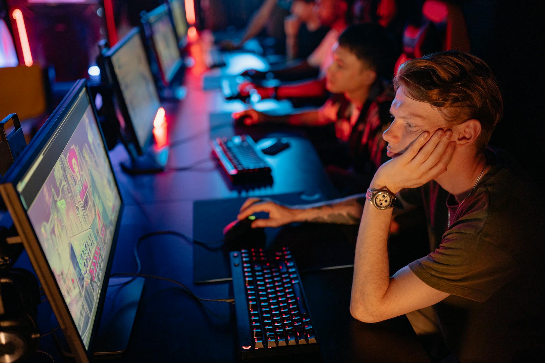 Tuyển thủ e-sport và ban huấn luyện đang phân tích chiến thuật trước trận