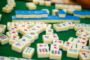 Giao diện slot phong cách mạt chược với các ô biểu tượng vàng