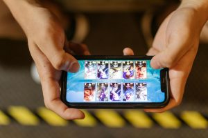 Người dùng trải nghiệm game nổ hũ trên điện thoại với giao diện trực quan